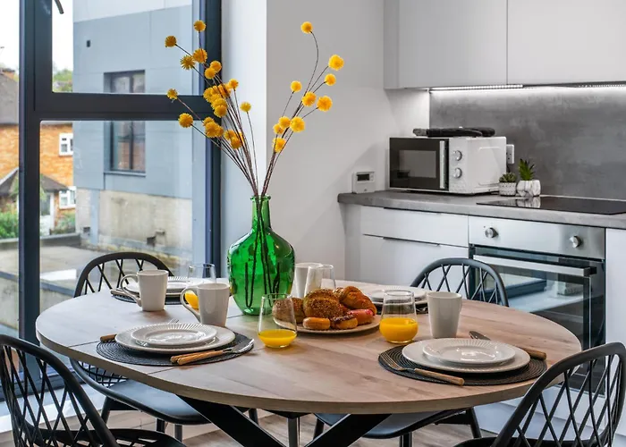 Potters Bar - Free Parking - Private Bathroom - Netflix - 4 Mins Walk To Station - 20 Mins Direct Trains To London