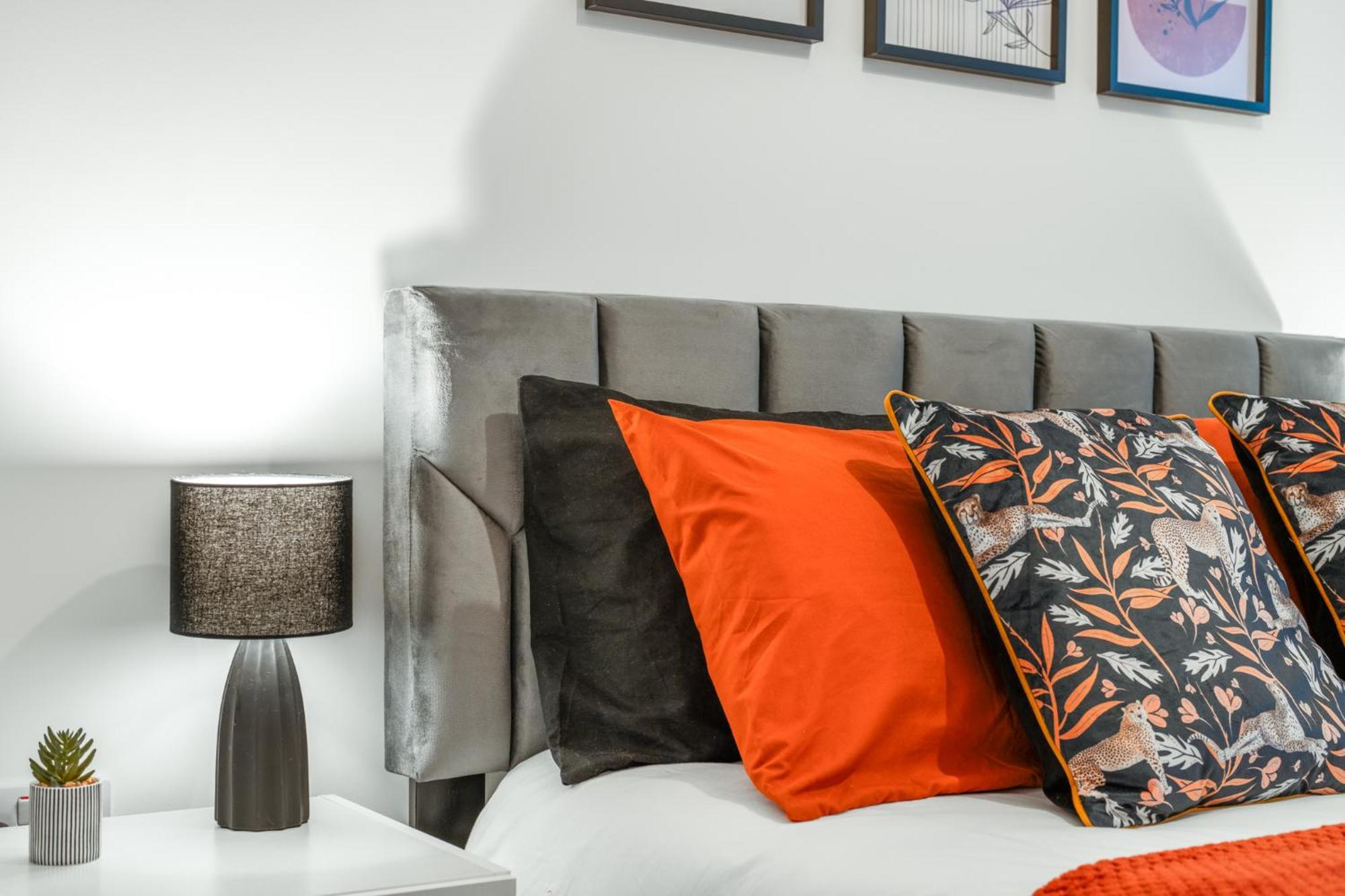 Apartment - Free Parking - Private Bathroom - Netflix - 4 Mins Walk To Station - 20 Mins Direct Trains To London