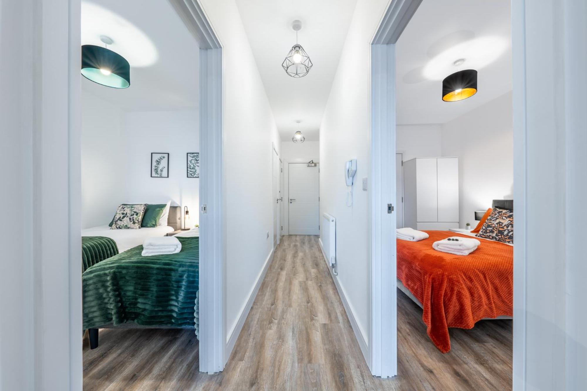 - Free Parking - Private Bathroom - Netflix - 4 Mins Walk To Station - 20 Mins Direct Trains To London *