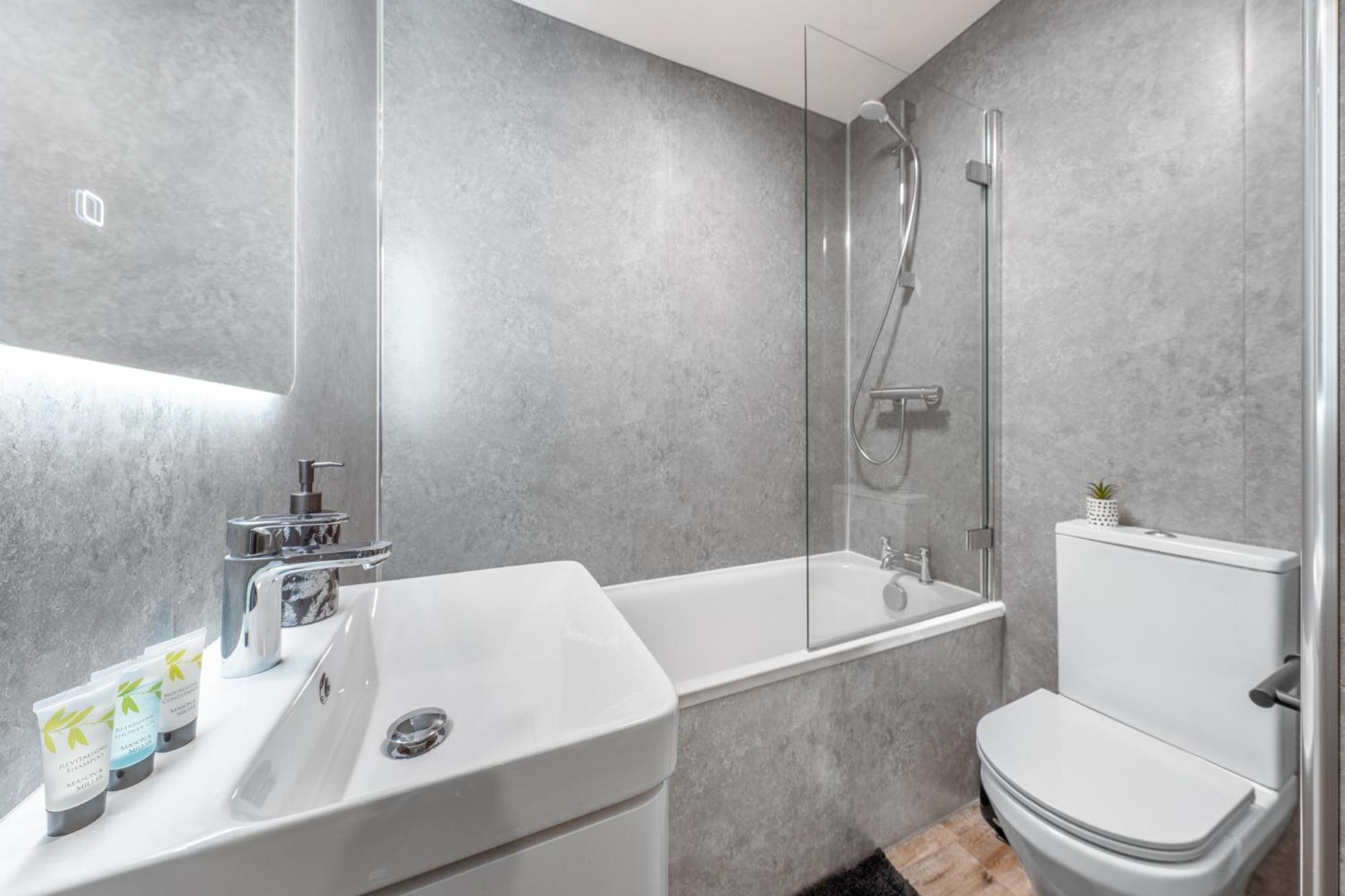 Apartment - Free Parking - Private Bathroom - Netflix - 4 Mins Walk To Station - 20 Mins Direct Trains To London Potters Bar
