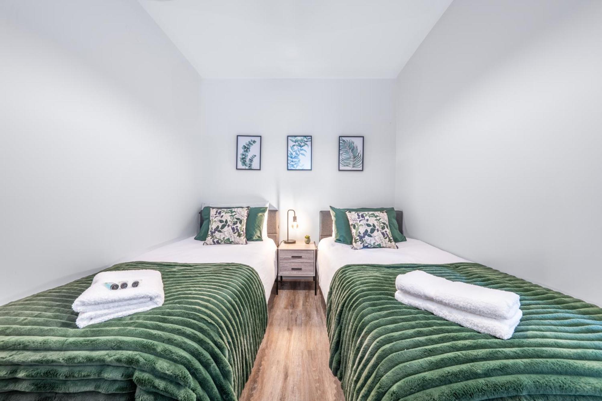 - Free Parking - Private Bathroom - Netflix - 4 Mins Walk To Station - 20 Mins Direct Trains To London Apartment *