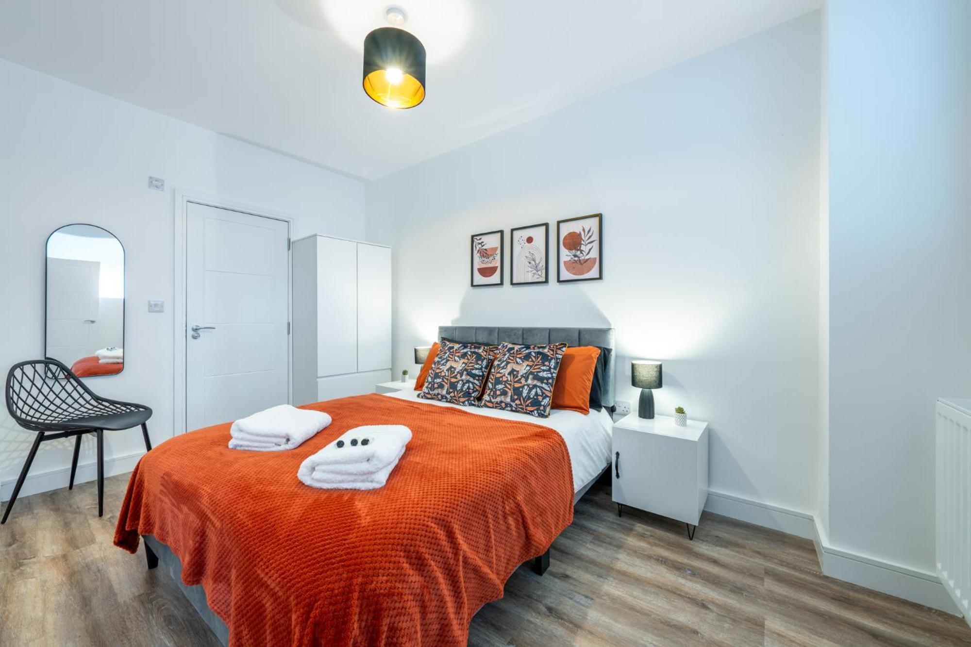 Apartment - Free Parking - Private Bathroom - Netflix - 4 Mins Walk To Station - 20 Mins Direct Trains To London
