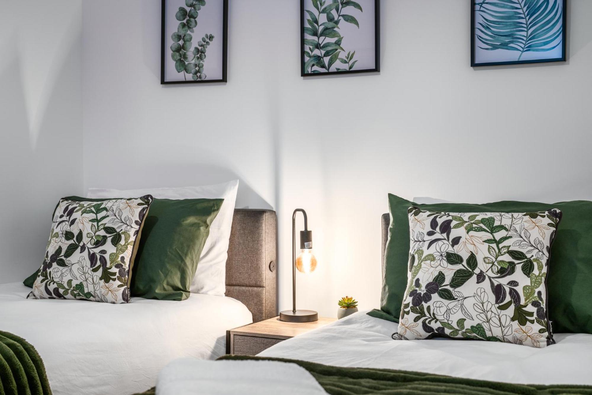 Apartment - Free Parking - Private Bathroom - Netflix - 4 Mins Walk To Station - 20 Mins Direct Trains To London