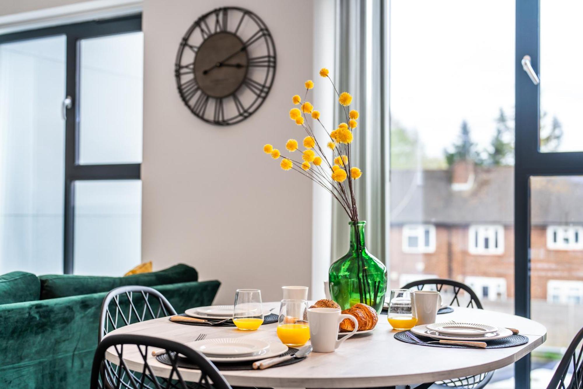 Apartment - Free Parking - Private Bathroom - Netflix - 4 Mins Walk To Station - 20 Mins Direct Trains To London