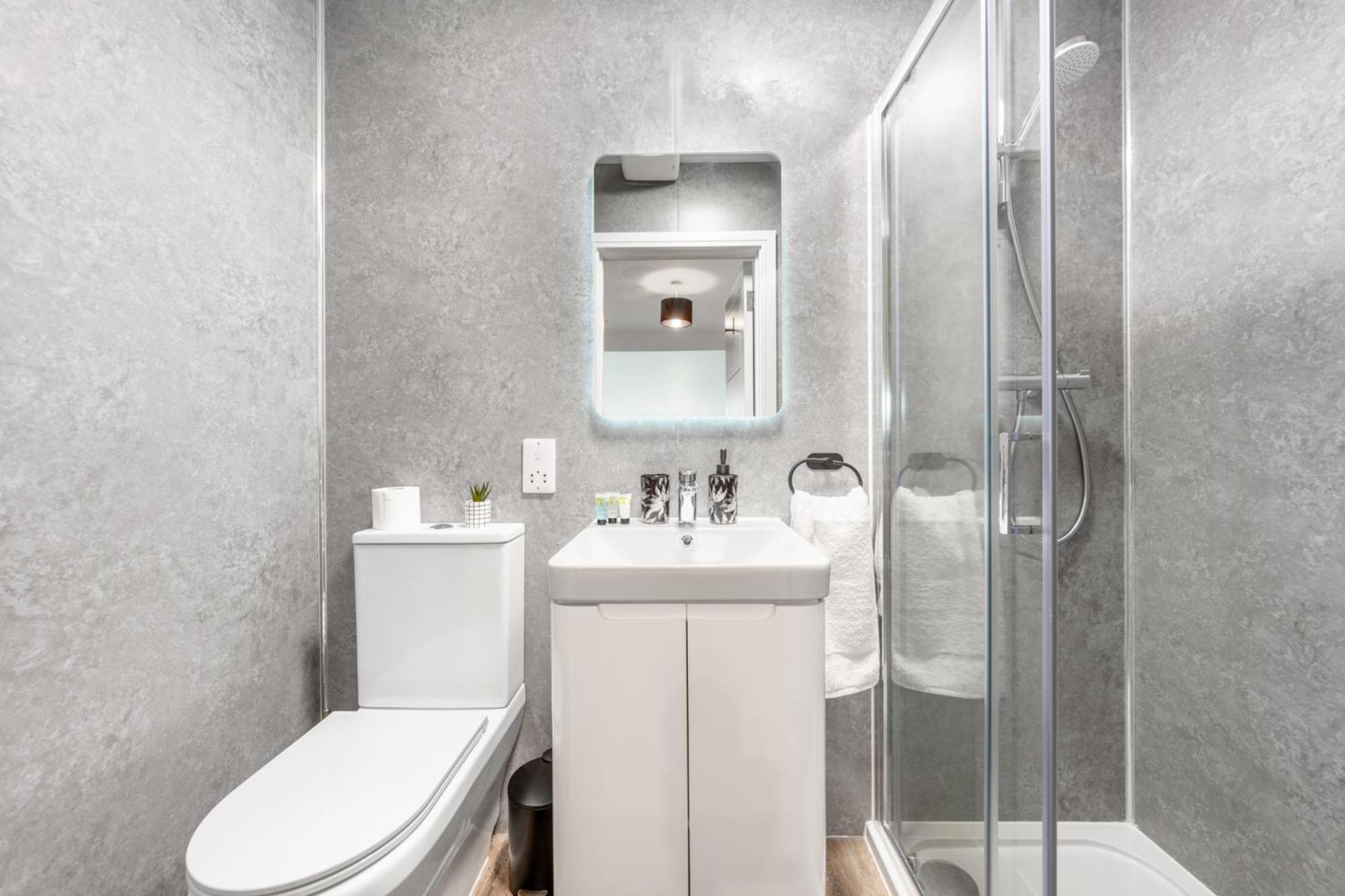 - Free Parking - Private Bathroom - Netflix - 4 Mins Walk To Station - 20 Mins Direct Trains To London Apartment