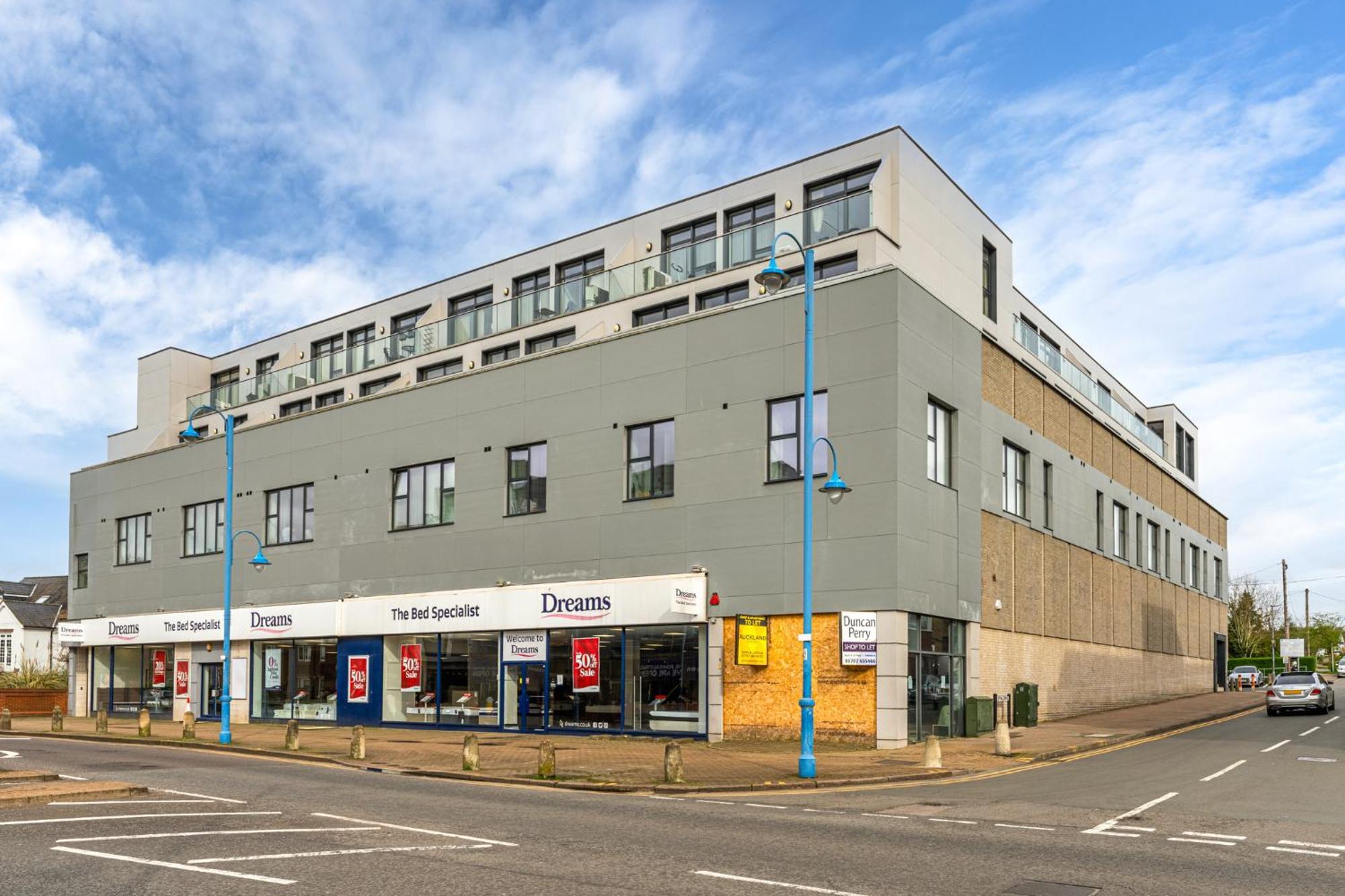 - Free Parking - Private Bathroom - Netflix - 4 Mins Walk To Station - 20 Mins Direct Trains To London